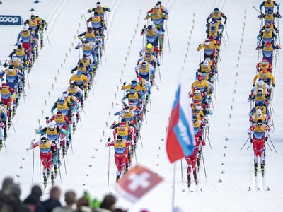 Pretekári počas hromadného štartu na 15 km voľne v úvodnej etape Tour de Ski