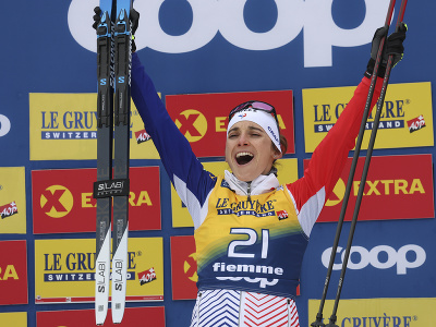 Na snímke Francúzka Delphine Claudelová oslavuje víťazstvo v behu na 10 km žien s hromadným štartom v rámci Tour de Ski v talianskom Val di Fiemme 