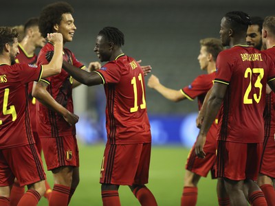 Belgickí futbalisti pri oslavách gólu