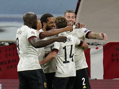 Radosť hráčov Belgicka po strelenom góle do siete Dánska