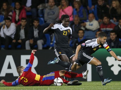 Eden Hazard (vpravo) a Jordan Lukaku (strede) v zápase o loptu s Moisesom San Nicolasom