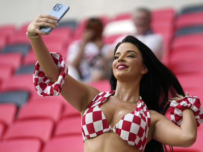 Chorvátska fanúšička sa fotí pred zápasom základnej F-skupiny Chorvátsko - Belgicko