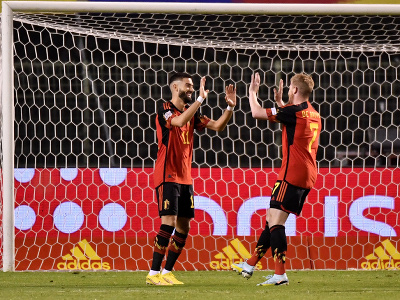 Na snímke vpravo hráč Belgicka Kevin De Bruyne oslavuje svoj úvodný gól