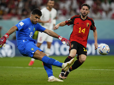 Belgický hráč Dries Mertens (vpravo) v súboji s marockým brankárom Munirom Mohamedim