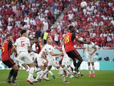 Belgický hráč Amadou Onana (vpravo) hlavičkuje loptu vo futbalovom zápase F-skupiny Belgicko - Maroko 