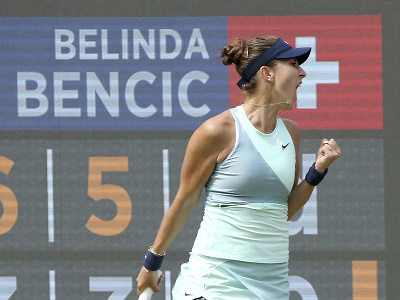 Belinda Benčičová oslavuje postup do semifinále