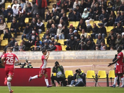 Na snímkeuprostred hráč Monaka Wissam Ben Yedder oslavuje gól