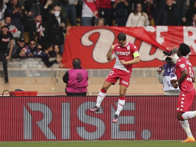 Na snímke vľavo hráč Monaka Wissam Ben Yedder oslavuje gól