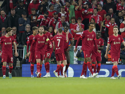 Futbalisti Liverpoolu oslavujú gól