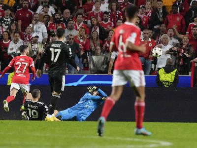 Na snímke prvý zľava hráč Benficy Rafa Silva strieľa gól do siete Juventusu