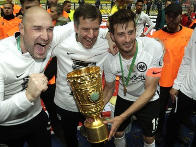 David Abraham (vpravo) s víťaznou trofejou