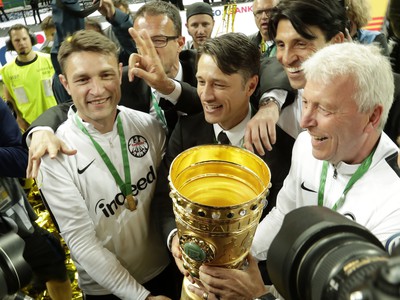 Niko Kovač a jeho brat Robert s trofejou pre víťaza Nemeckého pohára