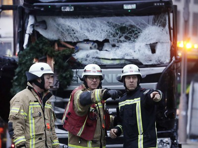 Do davu na vianočnom trhu v Berlíne vpálil nákladný automobil