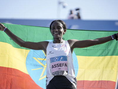 Etiópska atlétka Tigst Assefová pretína pásku v novom svetovom rekorde