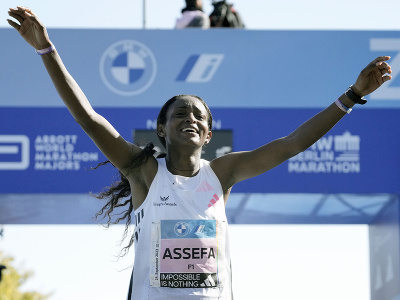 Etiópska atlétka Tigst Assefová pretína pásku v novom svetovom rekorde