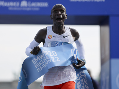 Eliud Kipchoge vylepšil na Berlínskom maratóne svoj vlastný svetový rekord