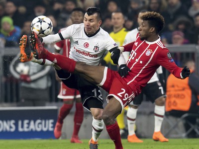 Hráč Bayernu Kingsley Coman(vpravo) v súboji s Garym Alexisom Medelom z Besiktasu
