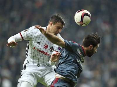 Na snímke vľavo hráč Istanbulu Matej Mitrovič, vpravo hráč Pireusu Karim Ansarifard