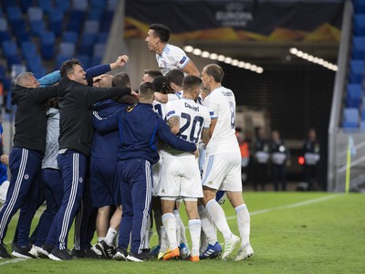 Radosť hráčov a realizačného tímu Slovana po štvrtom góle