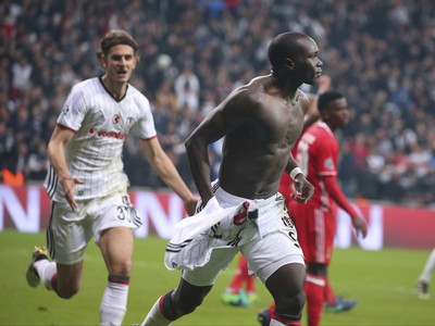 Vincent Aboubakar oslavuje svoj vyrovnávajúci gól