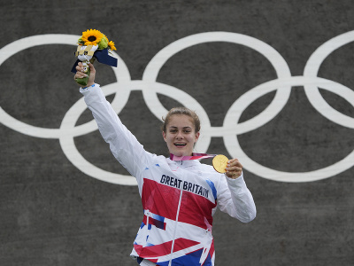 Britka Bethany Shrieverová sa teší zo zisku zlatej medaily v cyklistických pretekoch BMX