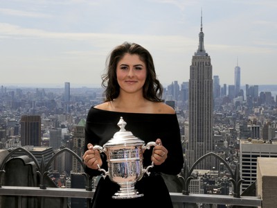 Bianca Andreescuová pózuje s trofejou za US Open a na dlani má celý New York
