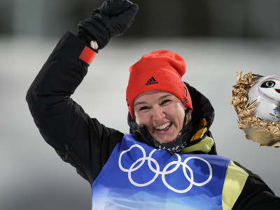 Denise Herrmannová oslavuje zisk zlatej medaily vo vystrvalostných pretekoch na 15 kilometrov.