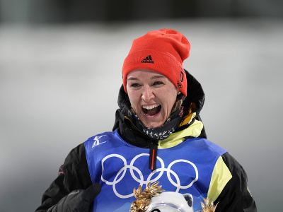 Denise Herrmannová oslavuje zisk zlatej medaily vo vystrvalostných pretekoch na 15 kilometrov.