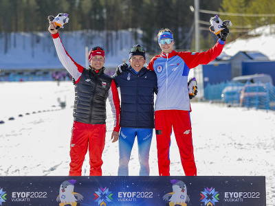 Na snímke vpravo slovenský biatlonista Jakub Borguľa sa teší po individuálnych pretekoch na 12,5 kilometra, v ktorých získal bronzovú medailu počas zimného Európskeho olympijského festivalu mládeže (EYOF) vo fínskom Vuokatti 