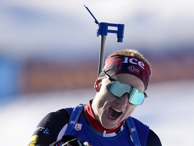 Nórsky biatlonista Johannes Thingnes Bö sa teší z triumfu v stíhacích pretekoch na 12,5 km na podujatí Svetového pohára v Hochfielzene