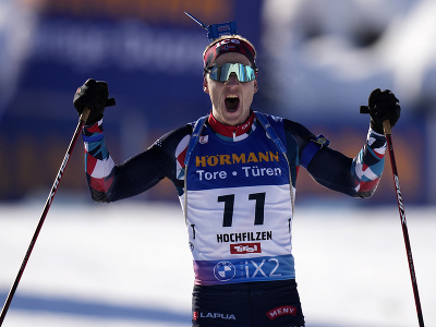 Nórsky biatlonista Johannes Thingnes Bö sa teší z triumfu v stíhacích pretekoch na 12,5 km na podujatí Svetového pohára v Hochfielzene