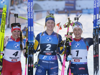 Stupeň víťazov (zľava): Druhá Švajčiarka Lena Häckiová-Grossová, víťazná Švédka Elvira Öbergová a tretia Nórka Ingrid Landmark Tandrevoldová