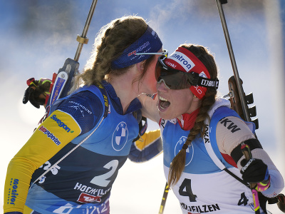 Švédska biatlonistka Elvira Öbergová s Lenou Häckiovou-Grossovou oslavuje triumf v stíhacích pretekoch v rakúskom Hochfilzene