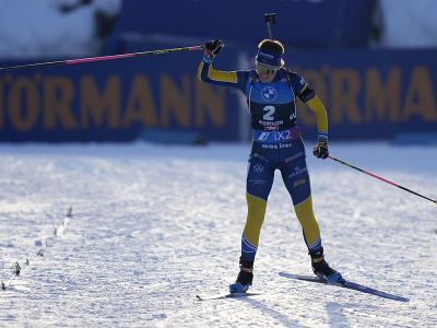 Švédska biatlonistka Elvira Öbergová oslavuje triumf v stíhacích pretekoch v rakúskom Hochfilzene