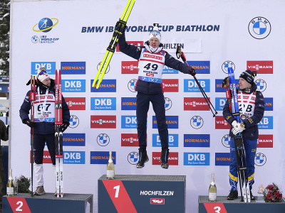 Nórsky biatlonista Tarjei Bö (uprostred) sa raduje z víťazstva v šprinte na 10 km počas Svetového pohára v rakúskom Hochfilzene v piatok 8. decembra 2023. Na druhom mieste skončil jeho krajan Sturla Holm Laegreid (vľavo) a tretí Švéd Sebastian Samuelsson (vpravo).