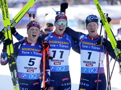 Stupeň víťazov zľava: Druhý Johannes Dale-Skjevdal, Johannes Thingnes Bö a tretí Nór Tarjei Bö