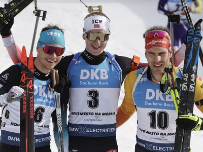 Nór Johannes Thingnes Bö (uprostred) oslavuje víťazstvo, vľavo druhý Francúz Emilien Jacquelin a vpravo tretí Nemec Arnd Peiffer