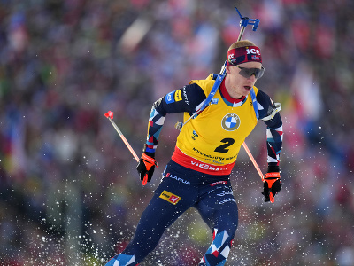 Nórsky biatlonista Johannes Thingnes Bö triumfoval v hromadných pretekoch na majstrovstvách sveta v Novom Meste na Morave. 