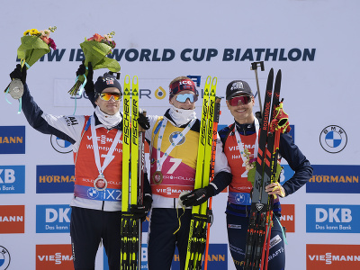 Stupeň víťazov: Tarjei Boe, Johannes Thingnes Bö a Emilien Jacquelin