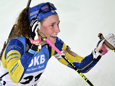 Švédska biatlonistka Hanna Öbergová sa usmieva z víťazstva vo vytrvalostných pretekoch žien na 15 km v rámci 1. kola Svetového pohára v biatlone 30. novembra 2022 vo fínskom Kontiolahti