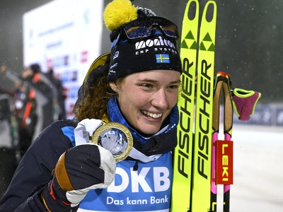 Švédska biatlonistka Hanna Öbergová sa teší z víťazstva vo vytrvalostných pretekoch žien na 15 km v rámci 1. kola Svetového pohára v biatlone 30. novembra 2022 vo fínskom Kontiolahti