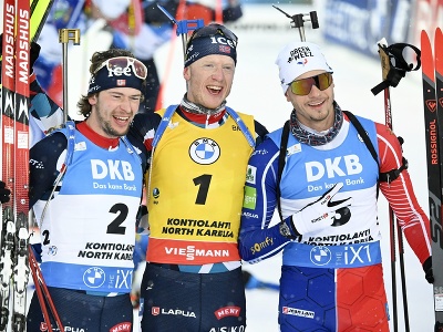 Uprostred víťazný nórsky biatlonista Johannes Thingnes Bö, vľavo druhý Nór Sturla Holm Laegreid, vpravo tretí Francúz Emilien Jacquelin.