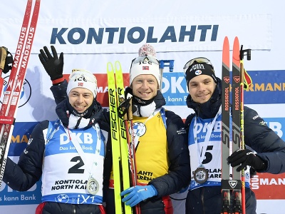Uprostred víťazný nórsky biatlonista Johannes Thingnes Bö, vľavo druhý Nór Sturla Holm Laegreid, vpravo tretí Francúz Emilien Jacquelin.
