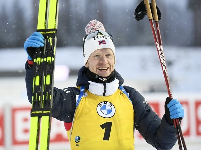 Johannes Thingnes Bö oslavuje víťazstvo v stíhacích pretekoch mužov vo fínskom Kontiolahti