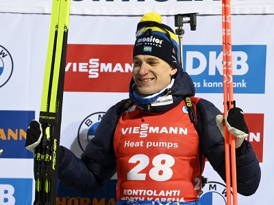 Švédsky biatlonista Martin Ponsiluoma oslavuje na pódiu víťazstvo vytrvalostných pretekov mužov na 20 km v rámci 1. kola Svetového pohára v biatlone 29. novembra 2022 vo fínskom Kontiolahti