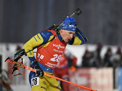 Švédsky biatlonista Martin Ponsiluoma na trati počas vytrvalostných pretekov mužov na 20 km v rámci 1. kola Svetového pohára v biatlone 29. novembra 2022 vo fínskom Kontiolahti