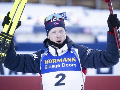 Nórsky biatlonista Johannes Thingnes Bö zvíťazil v sobotnej stíhačke na 12,5 km na podujatí Svetového pohára vo švajčiarskom Lenzerheide. 