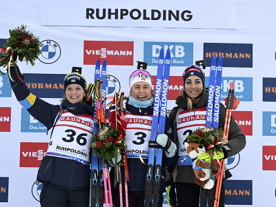 Na snímke nórska biatlonistka Ingrid Landmark Tandrevoldová (uprostred) sa raduje na pódiu po víťazstve v šprinte žien na 7,5 km v rámci 5. kola Svetového pohára v nemeckom Ruhpoldingu v piatok 12. januára 2024. Na druhom mieste skončila Švédka Mona Brorssonová (vľavo) a tretia bola Talianka Lisa Vittozziová