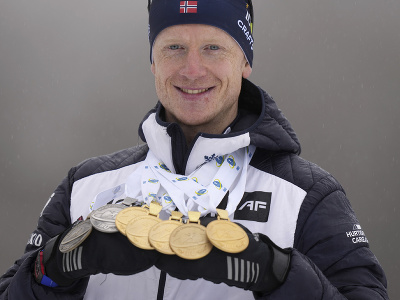 Nórsky biatlonista Johannes Thingnes Bö pózuje s piatimi zlatými medailami, jednou striebornou a jednou bronzovou medailou