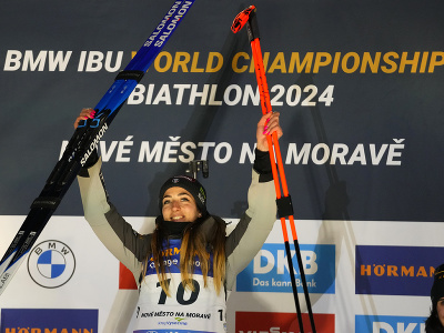 Talianska biatlonistka Lisa Vittozziová sa teší na pódiu po triumfe vo vytrvalostných pretekoch žien na 15 km na majstrovstvách sveta v Novom Meste na Morave